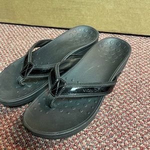 Vionic sandals size 8